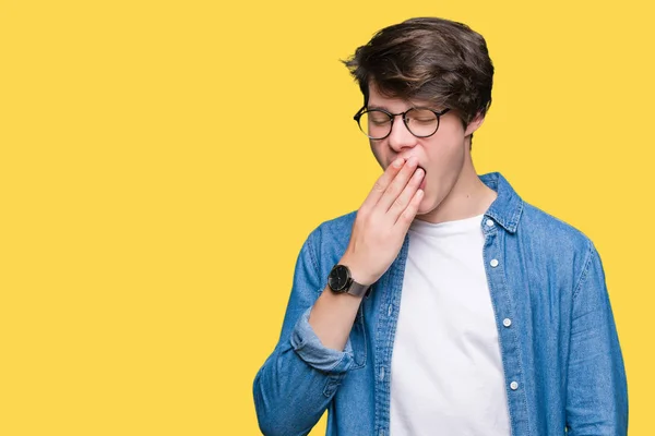 Jovem Homem Bonito Usando Óculos Sobre Fundo Isolado Entediado Bocejo — Fotografia de Stock