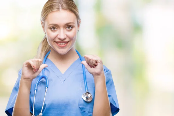 Young Blonde Surgeon Doctor Woman Isolated Background Looking Confident Smile — Stock Photo, Image