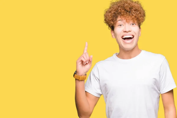 Ung Vacker Man Med Afro Hår Bär Casual Vit Shirt — Stockfoto