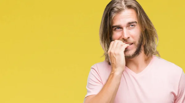 Junger Gutaussehender Mann Mit Langen Haaren Vor Isoliertem Hintergrund Der — Stockfoto