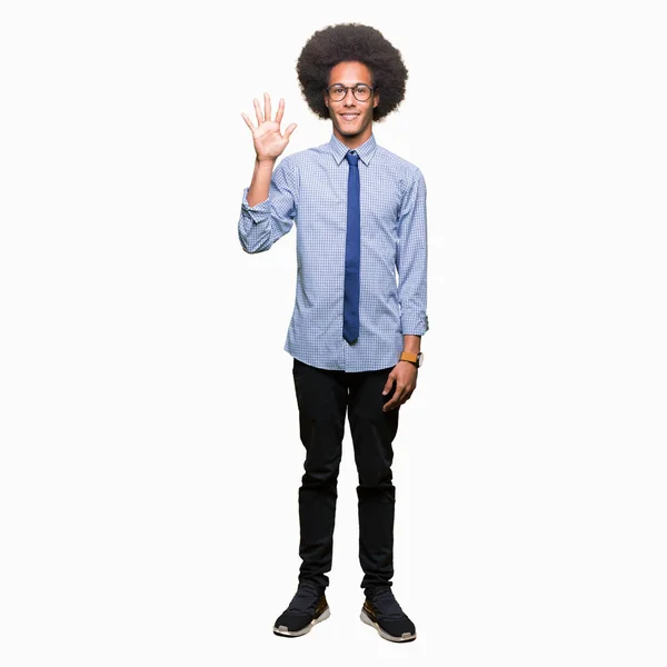 非洲青年商人与非洲头发戴眼镜显示和手指五 同时微笑着自信和快乐 — 图库照片
