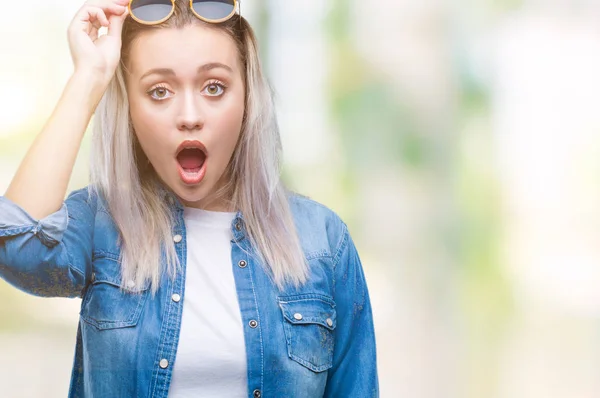 Giovane Donna Bionda Che Indossa Occhiali Sole Sfondo Isolato Spaventata — Foto Stock