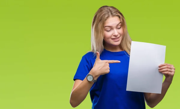 Mulher Branca Jovem Segurando Folha Papel Branco Sobre Fundo Isolado — Fotografia de Stock