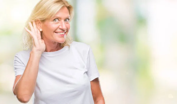 Blonde Vrouw Van Middelbare Leeftijd Geïsoleerde Achtergrond Glimlachend Met Hand — Stockfoto