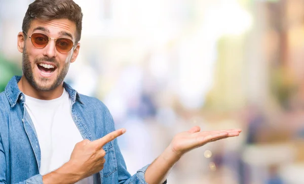 Joven Hombre Guapo Con Gafas Sol Sobre Fondo Aislado Sorprendido — Foto de Stock