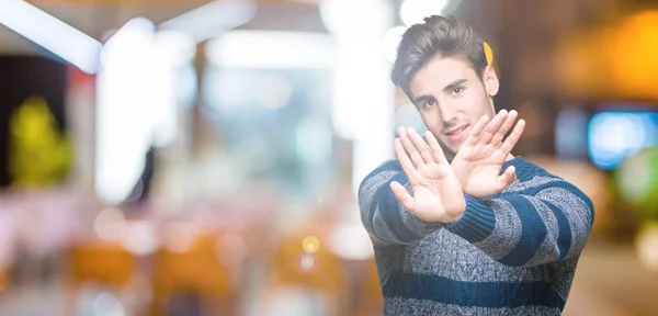 Joven Hombre Guapo Sobre Fondo Aislado Expresión Rechazo Cruzando Brazos —  Fotos de Stock