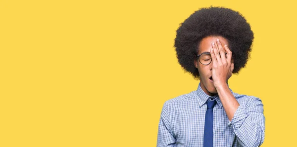 Afro Saçlı Gözlüklü Genç Afro Amerikalı Adamı Yawning Yarım Yüz — Stok fotoğraf