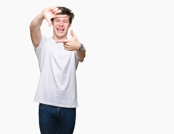Junger Gutaussehender Mann Lässigem Weißem Shirt Vor Isoliertem Hintergrund Lächelnd — Stockfoto