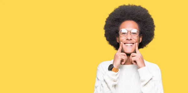 Joven Afroamericano Con Cabello Afro Usando Gafas Sonriendo Con Boca —  Fotos de Stock