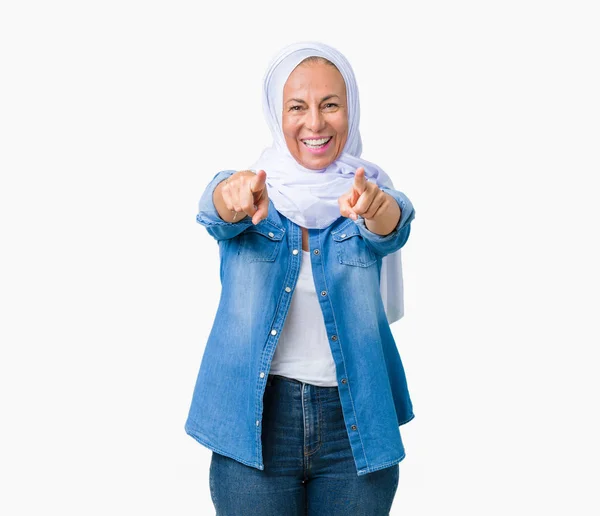 Araberin Mittleren Alters Trägt Arabischen Hijab Über Isoliertem Hintergrund Und — Stockfoto