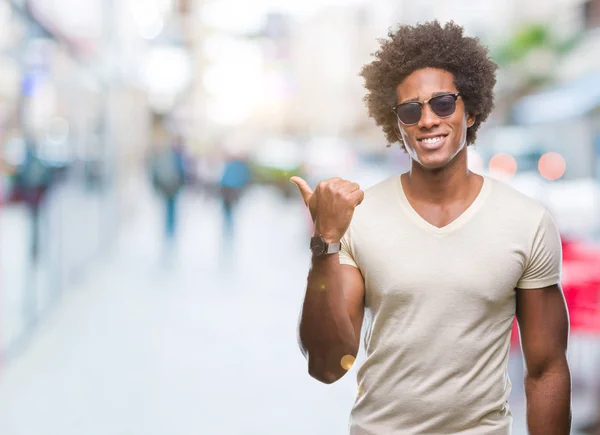 Afro Americano Uomo Indossa Occhiali Sole Sfondo Isolato Sorridente Con — Foto Stock