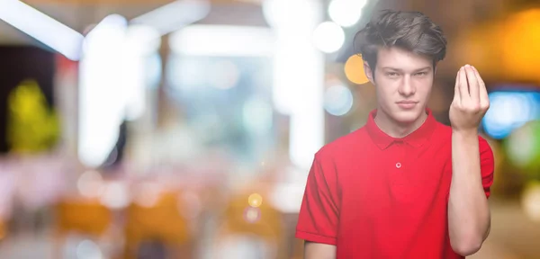 Pemuda Tampan Mengenakan Kaos Merah Atas Latar Belakang Yang Terisolasi — Stok Foto