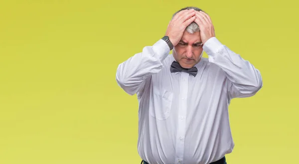 Hombre Mayor Guapo Con Corbata Lazo Sobre Fondo Aislado Que —  Fotos de Stock