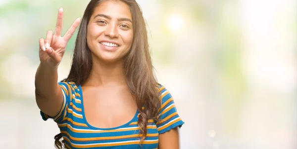 Joven Mujer Árabe Hermosa Sobre Fondo Aislado Sonriendo Con Cara —  Fotos de Stock