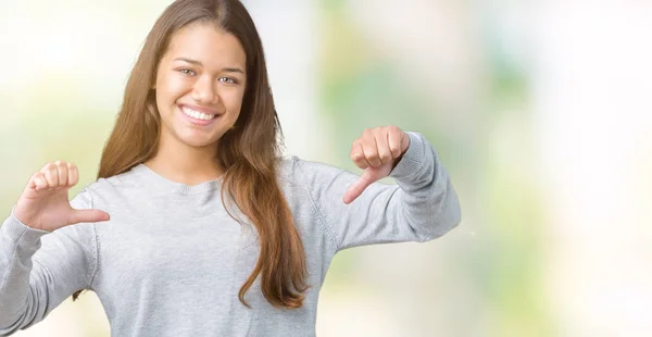 Joven Mujer Morena Hermosa Usando Suéter Sobre Fondo Aislado Mirando —  Fotos de Stock