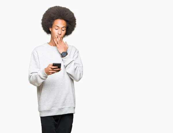 非洲青年美国人与非洲头发使用智能手机封面嘴与手震惊的错误 表达恐惧 害怕在沉默中 秘密的概念 — 图库照片