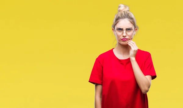 Ung Vacker Blond Kvinna Klädd Röd Shirt Och Glasögon Över — Stockfoto