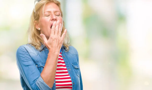 Wiek Średni Blond Kobieta Białym Tle Znudzony Ziewa Zmęczony Obejmujące — Zdjęcie stockowe