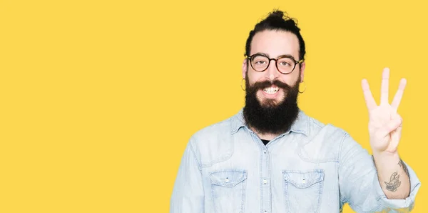 Joven Hombre Hipster Con Pelo Largo Barba Con Gafas Que —  Fotos de Stock