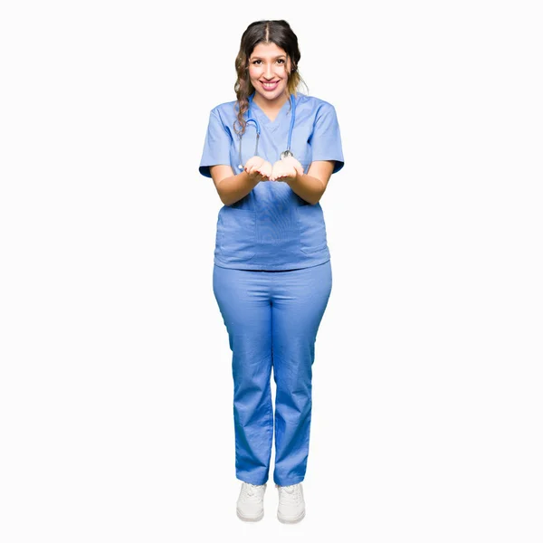 アダルト女医女性の手の手のひらで医療制服笑顔をしぐさを受信または一緒に身に着けています ホールドと保護 — ストック写真