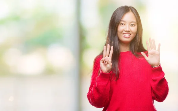 Giovane Donna Asiatica Indossa Maglione Invernale Sfondo Isolato Mostrando Indicando — Foto Stock