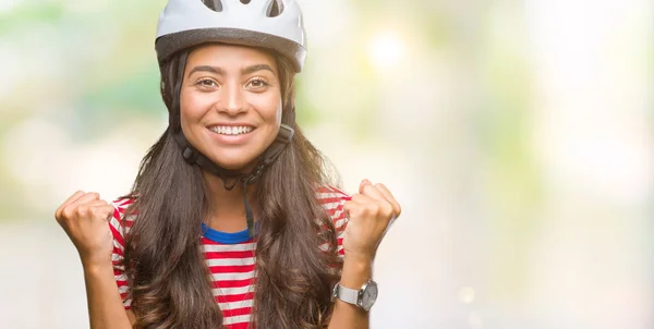 Jovem Ciclista Árabe Mulher Usando Capacete Segurança Sobre Fundo Isolado — Fotografia de Stock