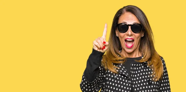 Beautiful Middle Age Woman Wearing Sunglasses Pointing Finger Successful Idea — Stock Photo, Image