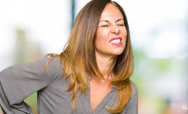 Schöne Geschäftsfrau Mittleren Alters Leidet Unter Rückenschmerzen Berührung Des Rückens — Stockfoto