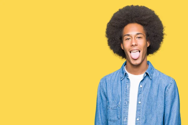 Mladý Muž Afroamerické Vlasy Afro Jazyk Out Spokojený Legrační Výraz — Stock fotografie