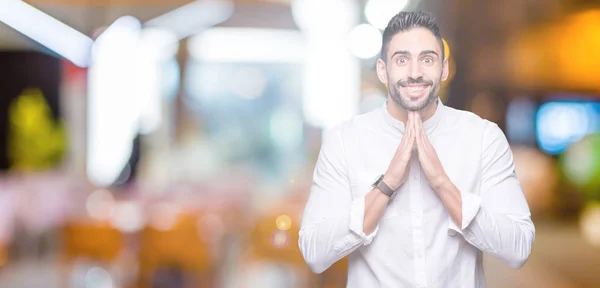 Joven Hombre Negocios Sobre Fondo Aislado Rezando Con Las Manos — Foto de Stock