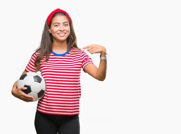 自分自身に驚き顔ポインティング指で孤立した背景にサッカー サッカー ボールを保持している若い美しいアラブ女性 — ストック写真