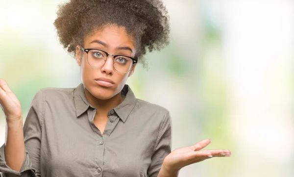 Mujer Afroamericana Joven Con Gafas Sobre Fondo Aislado Expresión Despistada — Foto de Stock