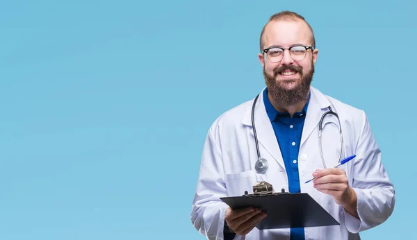 Joven Doctor Sosteniendo Portapapeles Sobre Fondo Aislado Con Una Cara —  Fotos de Stock