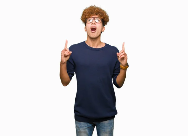 Junger Gutaussehender Mann Mit Afro Brille Der Erstaunt Und Überrascht — Stockfoto