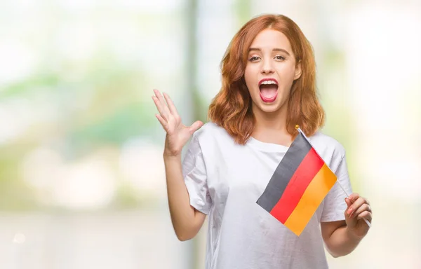 Wanita Muda Cantik Memegang Bendera Jerman Atas Latar Belakang Yang — Stok Foto