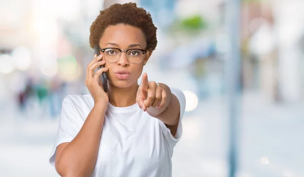 Joven Mujer Afroamericana Hablando Por Teléfono Sobre Fondo Aislado Señalando — Foto de Stock