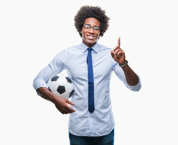 アフロ アメリカン マネージャー男持株サッカー ボールのアイデアに驚いて孤立の背景の上や幸せそうな顔 ナンバーワンと人差し指の質問 — ストック写真