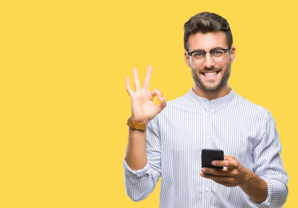 Giovane Uomo Bello Sms Utilizzando Smartphone Sfondo Isolato Facendo Segno — Foto Stock