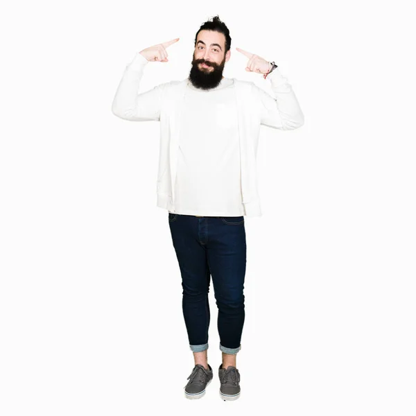 Homem Jovem Hipster Com Cabelos Longos Barba Vestindo Camisola Esportiva — Fotografia de Stock