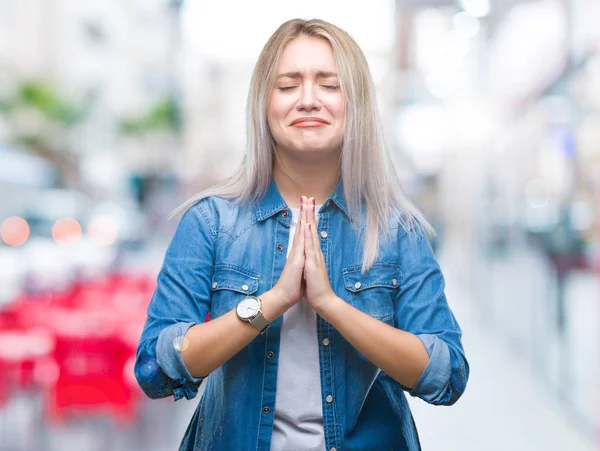 Joven Mujer Rubia Sobre Fondo Aislado Mendigando Orando Con Las — Foto de Stock