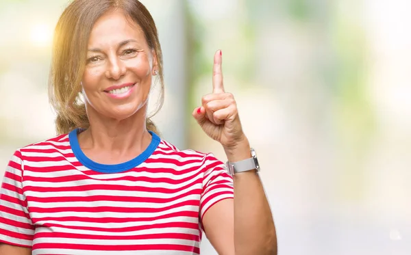 Orta Yaş Spanyol Kadın Kıdemli Başarılı Fikirle Parmağı Yukarıyı Izole — Stok fotoğraf