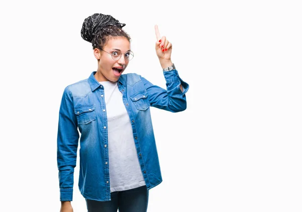 Young Gevlochten Afrikaans Amerikaans Meisje Haar Bril Geïsoleerde Achtergrond Wijzende — Stockfoto