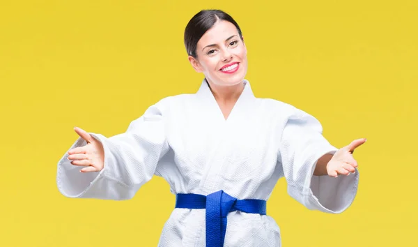 Jovem Mulher Bonita Vestindo Uniforme Kimono Karatê Sobre Fundo Isolado — Fotografia de Stock