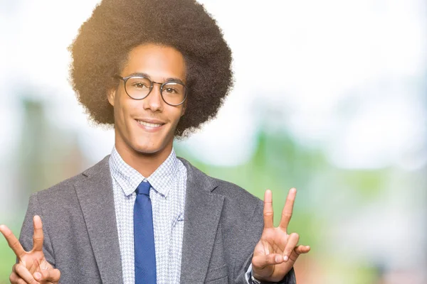 Unga Afroamerikanska Affärsman Med Afro Hår Glasögon Leende Ser Att — Stockfoto