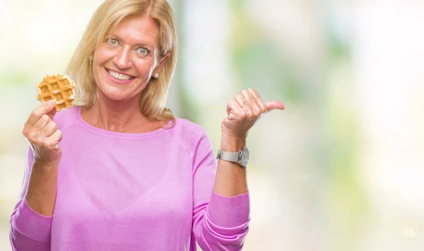 Blonde Vrouw Van Middelbare Leeftijd Zoete Wafel Eten Geïsoleerde Achtergrond — Stockfoto