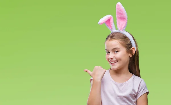 Junges Schönes Mädchen Trägt Osterhasenohren Über Isoliertem Hintergrund Lächelt Mit — Stockfoto