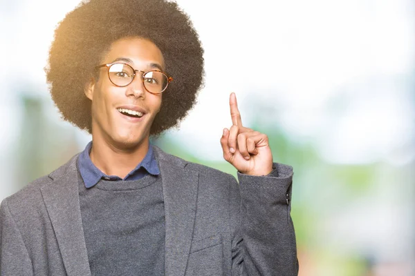 Joven Hombre Negocios Afroamericano Con Cabello Afro Con Gafas Apuntando —  Fotos de Stock