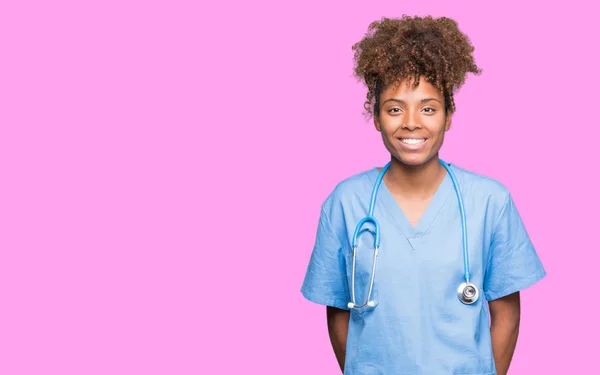 Joven Mujer Médica Afroamericana Sobre Fondo Aislado Con Una Sonrisa — Foto de Stock