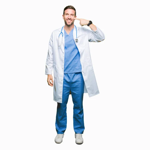 Guapo Doctor Hombre Vistiendo Uniforme Médico Sobre Fondo Aislado Señalando —  Fotos de Stock