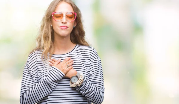 Schöne Junge Blonde Frau Mit Sonnenbrille Über Isoliertem Hintergrund Lächelnd — Stockfoto